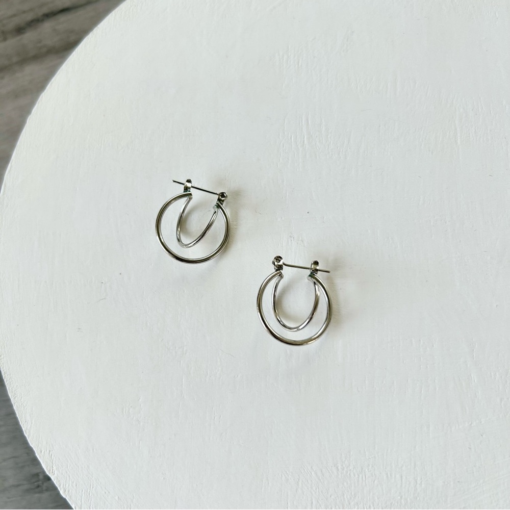 💜 LAST CHANCE World Market Silver Tone Double Loop Hoop Earrings
